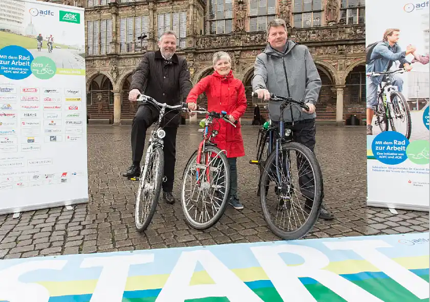 Sie starteten in die neue Saison von "Mit dem Rad zur Arbeit" (v.r.n.l.): Umweltsenator Joachim Lohse, ADFC-Vorsitzende Bonnie Fenton und der Stellvertreter des AOK-Vorstands Jörg Twiefel.