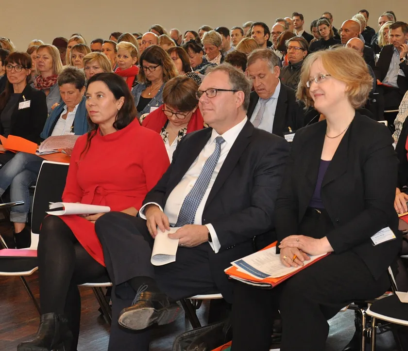 v.l.n.r.: Sandra Scheeres (Senatorin für Bildung, Jugend und Familie des Landes Berlin) Ekkehart Siering (Staatsrat des Senators für Wirtschaft, Arbeit und Häfen) sowie Dr. Jessica Blings (Referatsleitung, Senators für Wirtschaft, Arbeit und Häfen)