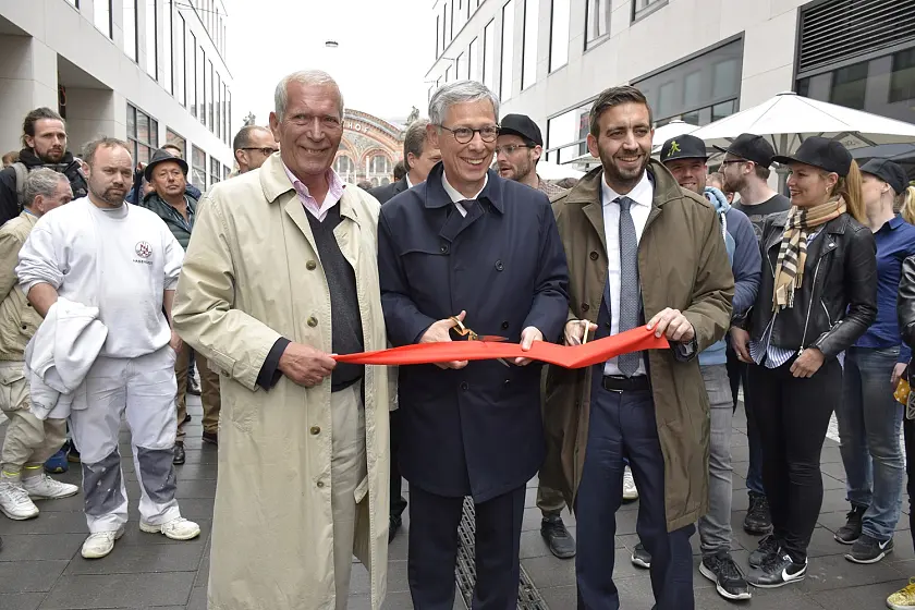 Mit der feierlichen Durchtrennung des Roten Bandes wurde das „City Gate Bremen“ heute offiziell eröffnet, (v.l.n.r.): Achim Griese, Projektentwicklern, Bürgermeister Dr. Carsten Sieling und Ulf Wachholtz, Geschäftsführer der Achim Griese Treuhandgesellschaft.