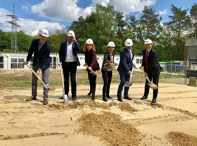 Sand schippen für das KuFZ, direkt vor dem Mobilbau Helsinkistraße (v.l.): Jörg Bollmann (Firma August Reiners), Florian Boehlke, Susanne Kirchmann, Claudia Bogedan, Tim Reiners und Karsten Winkel (Firma August Reiners).