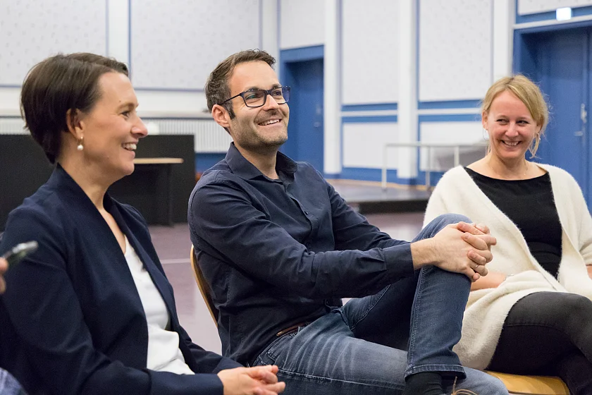 Claudia Bogedan, André Sonnenburg (didaktischer Leiter, stellv. Schulleiter) und Sabine Blunck (ZuP-Leiterin, Team Schulleitung) tauschen sich über das dynamische Curriculum aus, das unter anderem mit und in der der Oberschule Habenhausen entwickelt wird