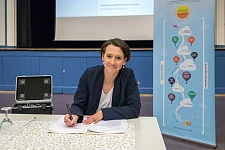 Claudia Bogedan unterschreibt die Verwaltungsvorschrift zum Digitalpakt+