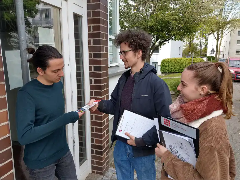 Ein Team der "Wahlscouts" beim Einsatz in Gröpelingen