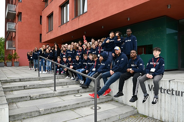 Staatsrätin Ulrike Hiller empfängt das bremische Team des Bundeswettbewerbs „Jugend trainiert für Olympia“ in der Landesvertretung in Berlin