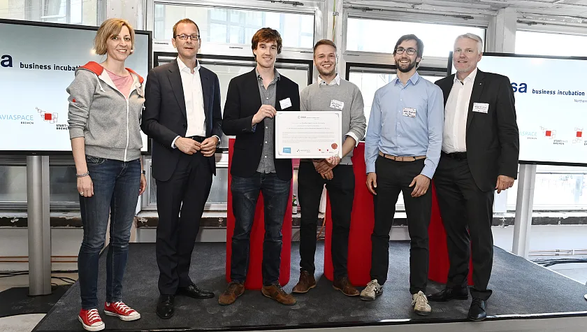Aufnahme des Startups PlanBlue in den Raumfahrtinkubator ESA BIC (v.l.n.r.): Petra Oetken, Starthaus Bremen, Martin Günthner, Senator für Wirtschaft, Arbeit und Häfen, Dr. Joost den Haan, Nils Öhlmann, Mischa Ungermann (jeweils PlanBlue), Holger W. Oelze, Vorstand Aviaspace Bremen e.V.
