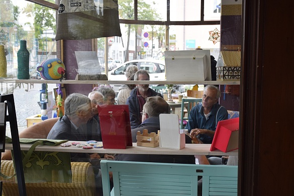 Blick durch das Schaufenster: Gespräch im Café Werner