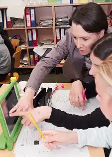 Arbeit mit Tablets und Lernplattform: Senatorin Bogedan schaut Fünftklässlern über die Schulter
