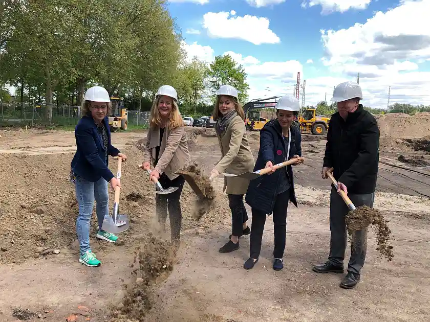 Schulleiterin Silke Reinders, Ortsamtsleiterin Ulrike Pala, IB-Geschäftsführerin Susanne Kirchmann, Senatorin Bogedan und Architekt Dirk Alten (v.l.) schaufeln für den Ohlenhof.