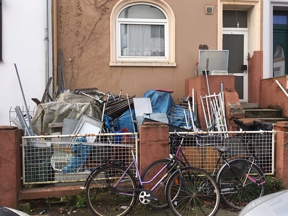 Im Bild: eine illegale Müllablagerung auf einem privaten Grundstück in Bremen