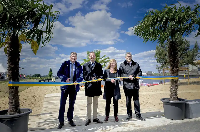 (v.l.n.r):  Dr. Joachim Lohse, Senator für Umwelt, Bau und Verkehr, Martin Günthner, Senator für Wirtschaft, Arbeit und Häfen, Ulrike Pala, Leiterin Ortsamt West, und Andreas Heyer, Vorsitzender der Geschäftsführung der WFB Wirtschaftsförderung Bremen GmbH, bei der Eröffnung des Strandparks Waller Sand.