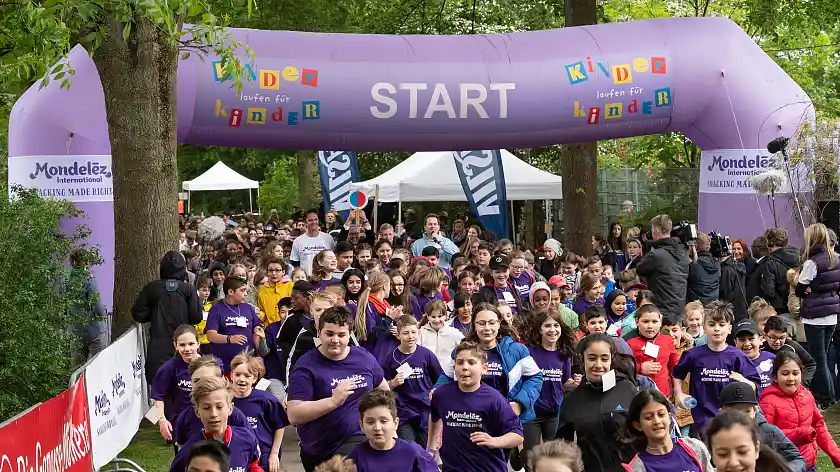 Auf die Plätze, fertig, los! Bürgermeister Dr. Carsten Sieling eröffnet den 5. Benefizlauf "Kinder laufen für Kinder" im Sportgarten Pauliner Marsch