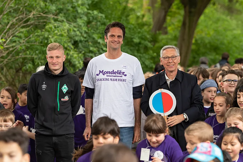 Prominente Unterstützung für Bremens Schülerinnen und Schüler beim 5. Benefizlauf: (v.l.n.r) Kevin Schumacher, SV Werder Bremen, Philipp Guht, Mondelēz International und Bürgermeister Dr. Carsten Sieling