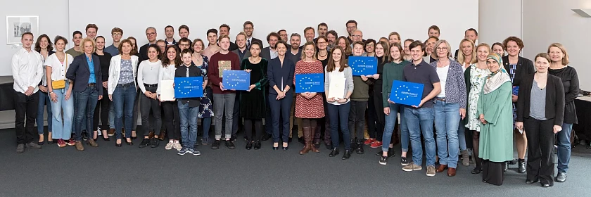 Senatorin Claudia Bogedan gemeinsam mit den Teilnehmerinnen und Teilnehmern der neu zertifizierten Europaschulen