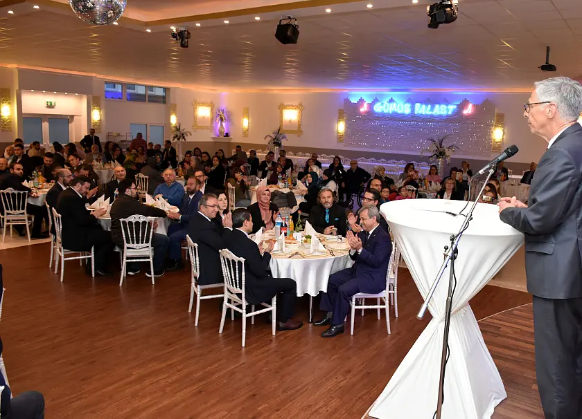 Bürgermeister Carsten Sieling begrüßt die Gäste im Rahmen des traditionellen Iftar-Essens