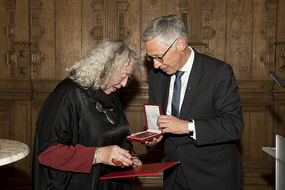 Bürgermeister Carsten Sieling hat die Bremische Senatsmedaille für Kunst und Wissenschaft an Prof. Dr. Annelie Keil verliehen