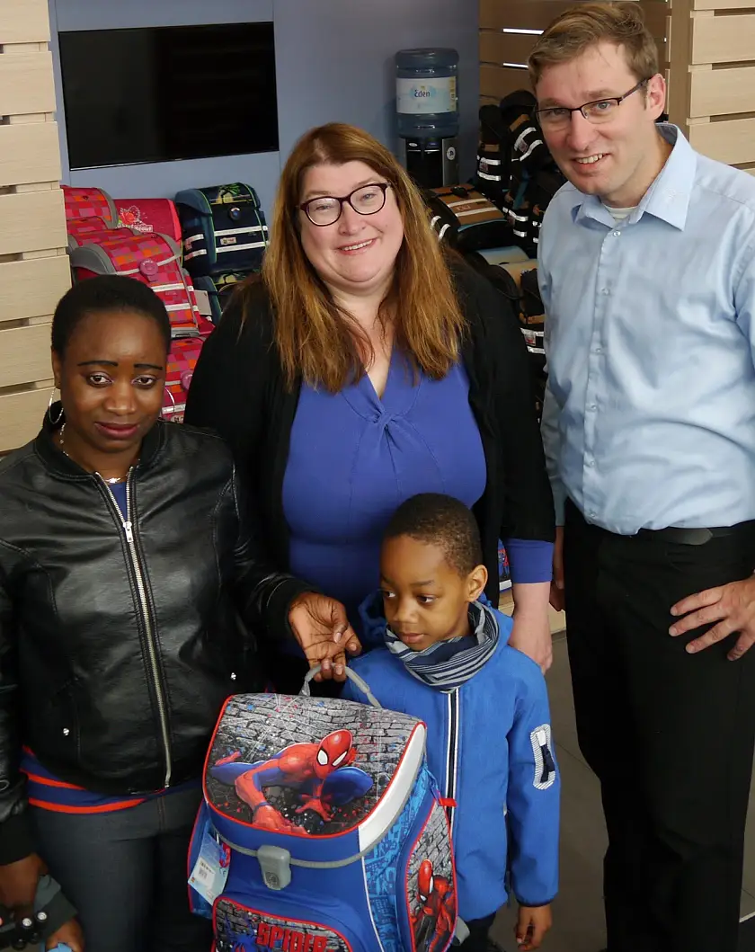 Senatorin Stahmann übergibt die Ranzen gemeinsam mit Dominik Schulte, Filialleiter der PSD-Bank Bremen-City