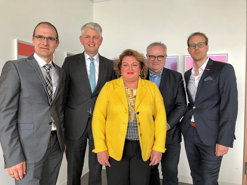 Staatssekretär Christoph Dammermann (2.v.l.) und Staatsrat Henning Lühr (2.v.r.) freuen sich über die heute vereinbarte gemeinsame, länderübergreifende Zusammenarbeit | Foto: © MWIDE NRW / Kim-Anh Nguyen