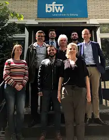 Senator Günthner gemeinsam mit Projektteilnehmenden und Mitarbeitenden des Projektes ‚GuT‘