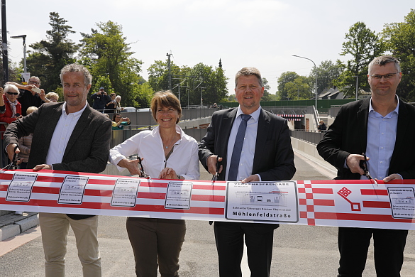 Verkehrsfreigabe Mühlenfeldstraße mit (v.l.) Matthias Kook, Tamina Kreyenhop, Dr. Joachim Lohse, Ludger Schleper