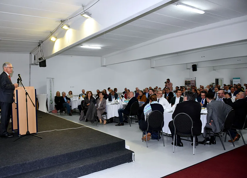 Bürgermeister Carsten Sieling begrüßt die Gäste im Rahmen des traditionellen Iftar-Essens der Islamischen Föderation Bremen (IFB) und der Schura Bremen (Islamische Religionsgemeinschaft Bremen e.V.)  © Hasan Akdogan 