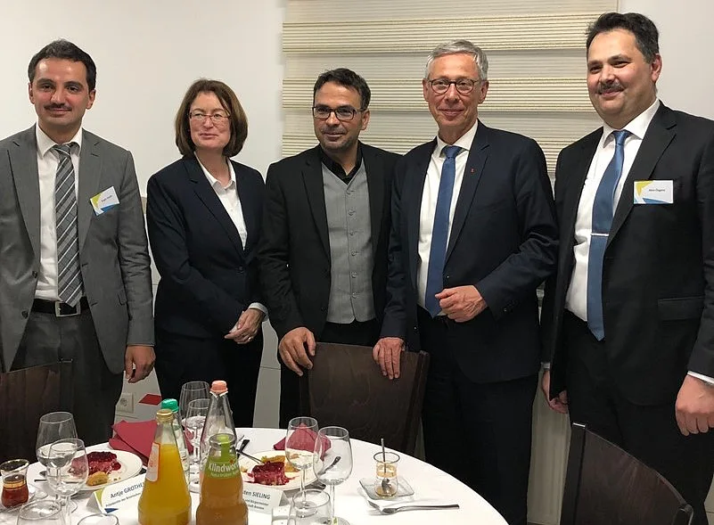 (v.l.n.r.): Engin Aydin, Bürgerschaftspräsidentin Antje Grotheer, Ali Uyar, Bürgermeister Carsten Sieling, Akin Özgenc