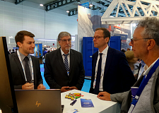 Senator Günthner im Gespräch mit Ausstellern aus Bremen