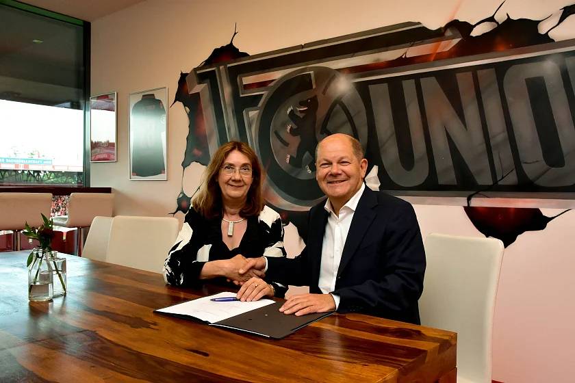 Finanzsenatorin Karoline Linnert und Bundesfinanzminister Olaf Scholz haben am Donnerstag in der Alten Försterei, dem Stadion des 1. FC Union Berlin, die Verwaltungsvereinbarung zum Sanierungshilfengesetz unterzeichnet. Foto: "PICTUREBLIND - Jürgen Sendel"