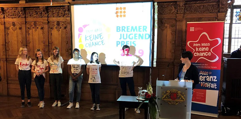 Senatorin Bogedan übergibt einen der beiden Senatspreise an Jugendliche der inklusiven Kreativwerkstatt „GuckMal“ des Jugendhauses Tenever