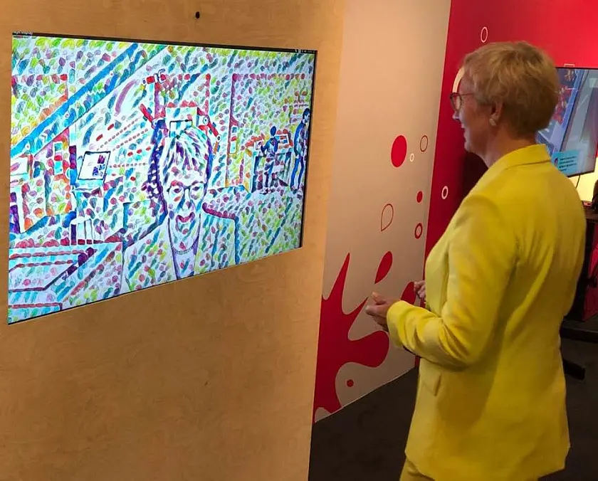 Senatorin Quante-Brandt besichtigt die interaktive Ausstellung auf der MS Wissenschaft