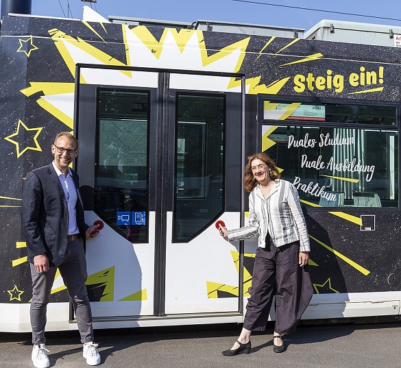 Steig ein: Bürgermeisterin Karoline Linnert und Jochen Kriesten vom AFZ werben um Nachwuchskräfte