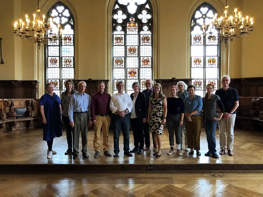 Jurytagung zum Blauen Engel – die Mitglieder des Gremiums in der Oberen Rathaushalle. In der Mitte im (geblümten Kleid) Bremens Vertreterin Dr. Diana Wehlau