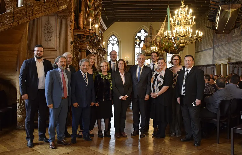 Bürgermeister Carsten Sieling im Gruppenfoto mit den offiziellen Gästen des traditionellen Ramadan-Empfangs