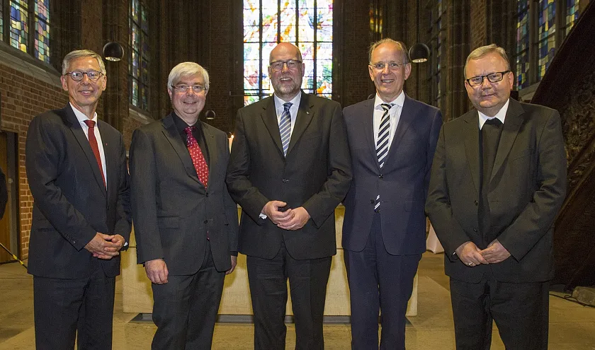 Bürgermeister Carsten Sieling (li.) und Bischof Ralf Meister (2.v.r.; Landeskirche Hannover) sowie Bischof Franz-Josef Bode (re.; Bistum Osnabrück) verabschiedeten Pastor Renke Brahms (3.v.r.) und begrüßten Pastor Bernd Kuschnerus (2.v.l.) als alten bzw. neuen Schriftführer der Bremischen Evangelischen Kirche | Foto: BEK