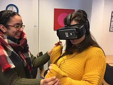 Die Schülerinnen des SZ Grenzstraße besuchten die Makemedia Studios 