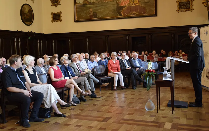 Der Vorsitzende Frank Mühring (am Rednerpult) dankte zum Schluss für alle Redebeiträge während der Feierstunde im Festsaal des Neuen Rathauses