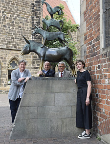 Stadtmusikantenstatue mit (v. l. Marko Letonja, Peter Siemering, Dr. Carsten Sieling und Ulrike Jäckel)