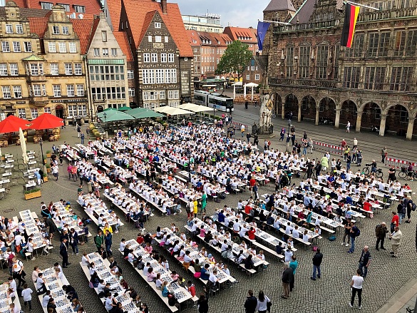 Achtung: Königinnen und Könige in Aktion. Knapp 1.000 Grundschülerinnen und Grundschüler spielen Schach auf dem Marktplatz