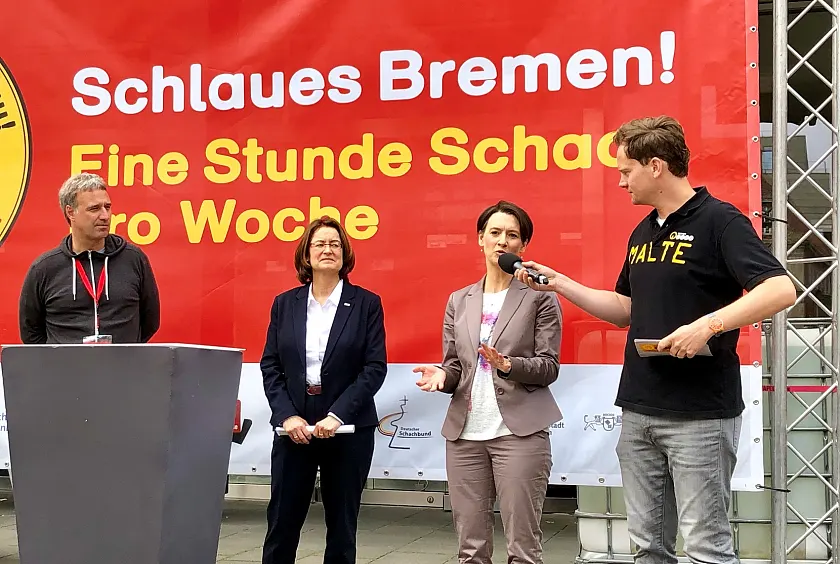 Schach-Infos aus erster Hand: Radiomoderator Malte Janssen interviewte Claudia Bogedan, Antje Grotheer und Marco Bode