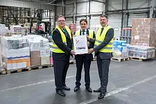 Sie haben ihren CO2-Ausstoß um mehr als 20 Prozent reduziert: BHS Spedition und Logistik GmbH. Umweltsenator Dr. Joachim Lohse überreicht Geschäftsführer Torsten Dahl (links) und Betriebsleiter Benjamin Wulf (Mitte) die Urkunde.