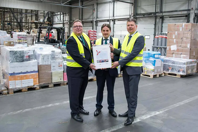 Sie haben ihren CO2-Ausstoß um mehr als 20 Prozent reduziert: BHS Spedition und Logistik GmbH. Umweltsenator Dr. Joachim Lohse überreicht Geschäftsführer Torsten Dahl (links) und Betriebsleiter Benjamin Wulf (Mitte) die Urkunde.