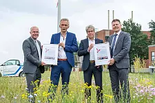 Mehrfach ausgezeichnet: Das Klärwerk Seehausen wird zum vierten Mal „Klimaschutzbetrieb minus 20“. V.l.n.r.: Martin Schulze, Leiter der Geschäftsstelle Umwelt Unternehmen, Uwe Dahl und Jörg Broll-Bickhardt, Geschäftsführung von hanseWasser, sowie Dr. Joachim Lohse, Senator für Umwelt, Bau und Verkehr.