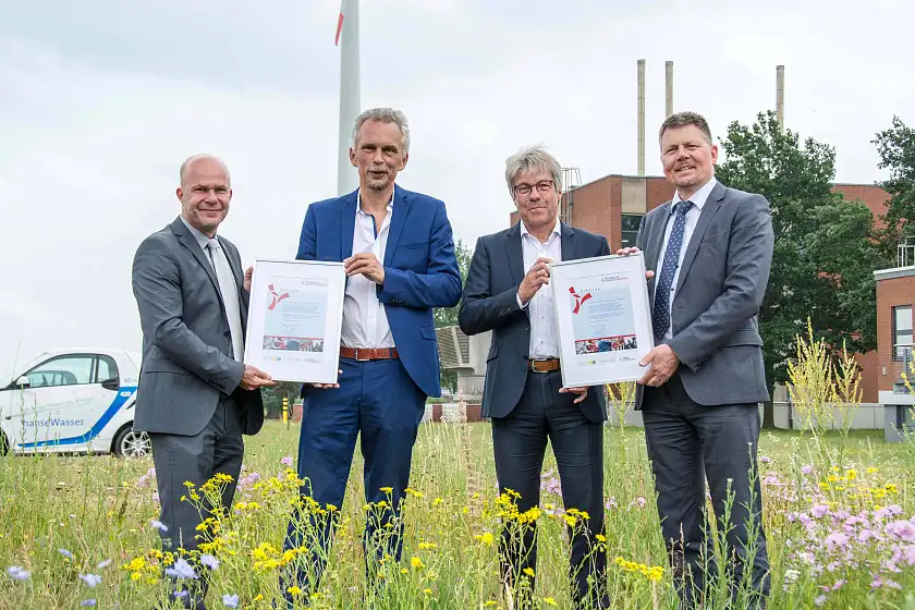 Mehrfach ausgezeichnet: Das Klärwerk Seehausen wird zum vierten Mal „Klimaschutzbetrieb minus 20“. V.l.n.r.: Martin Schulze, Leiter der Geschäftsstelle Umwelt Unternehmen, Uwe Dahl und Jörg Broll-Bickhardt, Geschäftsführung von hanseWasser, sowie Dr. Joachim Lohse, Senator für Umwelt, Bau und Verkehr.