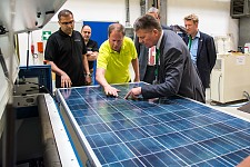 Blick hinter die Kulissen: Gerhard Cunze, Geschäftsführender Gesellschafter von Adler Solar, stellt Umweltsenator Lohse die Geschäftsfelder des neuen Netzwerksmitglieds vor.