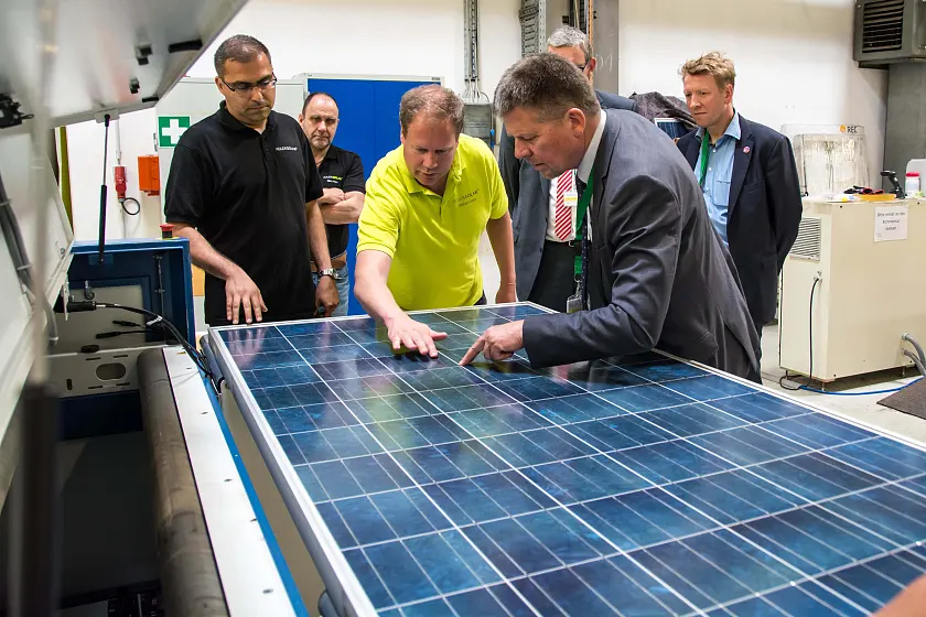 Blick hinter die Kulissen: Gerhard Cunze, Geschäftsführender Gesellschafter von Adler Solar, stellt Umweltsenator Lohse die Geschäftsfelder des neuen Netzwerksmitglieds vor.