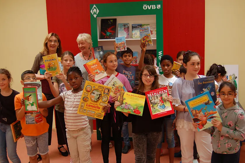 Strahlende Gesichter bei der Übergabe des Büchertauschregals