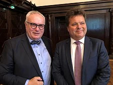 Staatsrat Henning Lühr (links) zusammen mit Jürgen Dusel, Beauftragter der Bundesregierung für die Belange von Menschen mit Behinderungen, am Rande der Sitzung des IT-Planungsrates