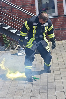 Erst nach mehreren Anläufen gelingt es dem Feuerwehrmann, die Flammen auszutreten. Dabei entstehen an der Sohle seiner Stiefel Temperaturen bis zu 100 Grad