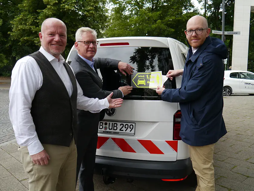 (v.r.n.l.) Verkehrsstaatsrat Ronny Meyer, Dr. Georg Grunwald (Geschäftsführer Umweltbetrieb Bremen) und Sven Eckert (Landesgeschäftsführer vom ADFC Bremen) beim Start der Fahrradabstandkampagne in Bremen