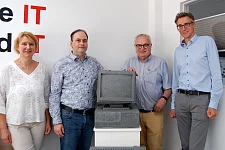 Prof. Dr. Dagmar Borchers und Björn Haferkamp von der Arbeitsgruppe Philosophie und Ethik der Digitalisierung, Staatsrat Henning Lühr und Abteilungsleiter Martin Hagen (von links) in der Bremer IT-Garage. In der Mitte ein von Henning Lühr künstlerisch verwandelter alter PC im Granitlook.