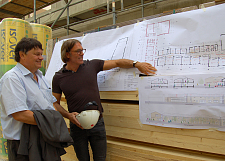 Architekt Hans Müller-Hirschmann erläutert Staatsrat Dietmar Strehl (links) die umfangreichen Bauarbeiten an der Grundschule am Pastorenweg.